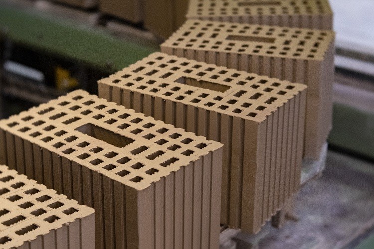 Bricks that can put in an appearance - Motion Control by KOLLMORGEN makes fast and precise cuts from the column of clay