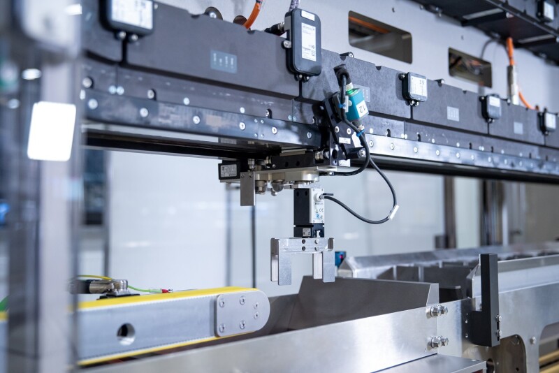 Adaptive Packaging Machine’s Multi-Carrier Track Gets Wireless Boost
